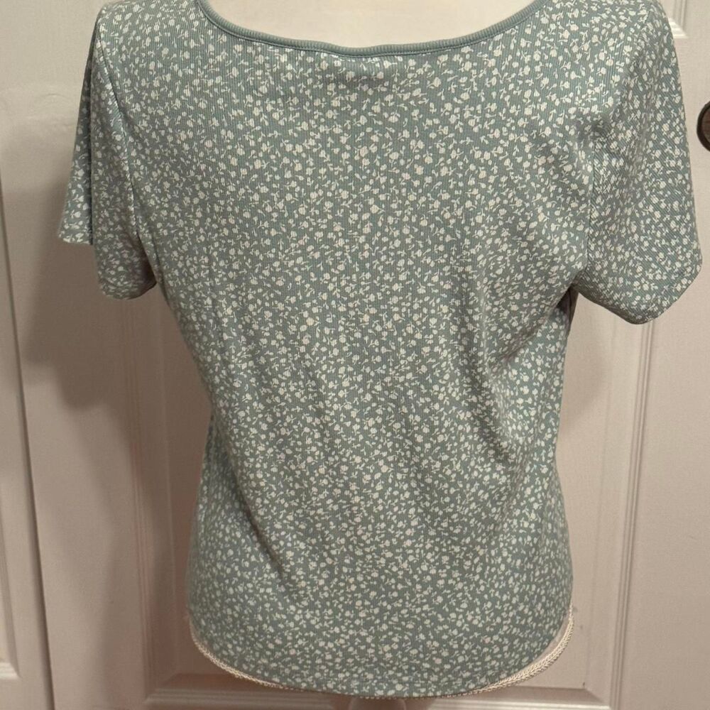 Levi-s Women's Light Green and White Floral Flower Cropped Shirt - Picture 5 of 6